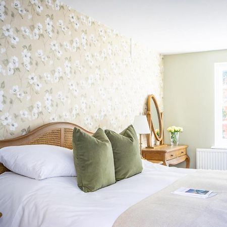 The White Horse Hotel Фейвършам Екстериор снимка