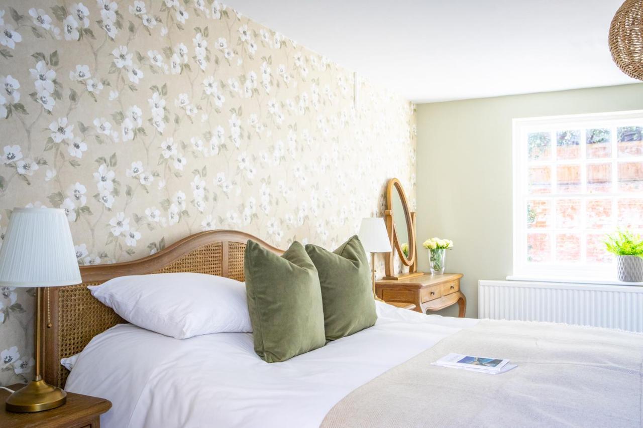 The White Horse Hotel Фейвършам Екстериор снимка