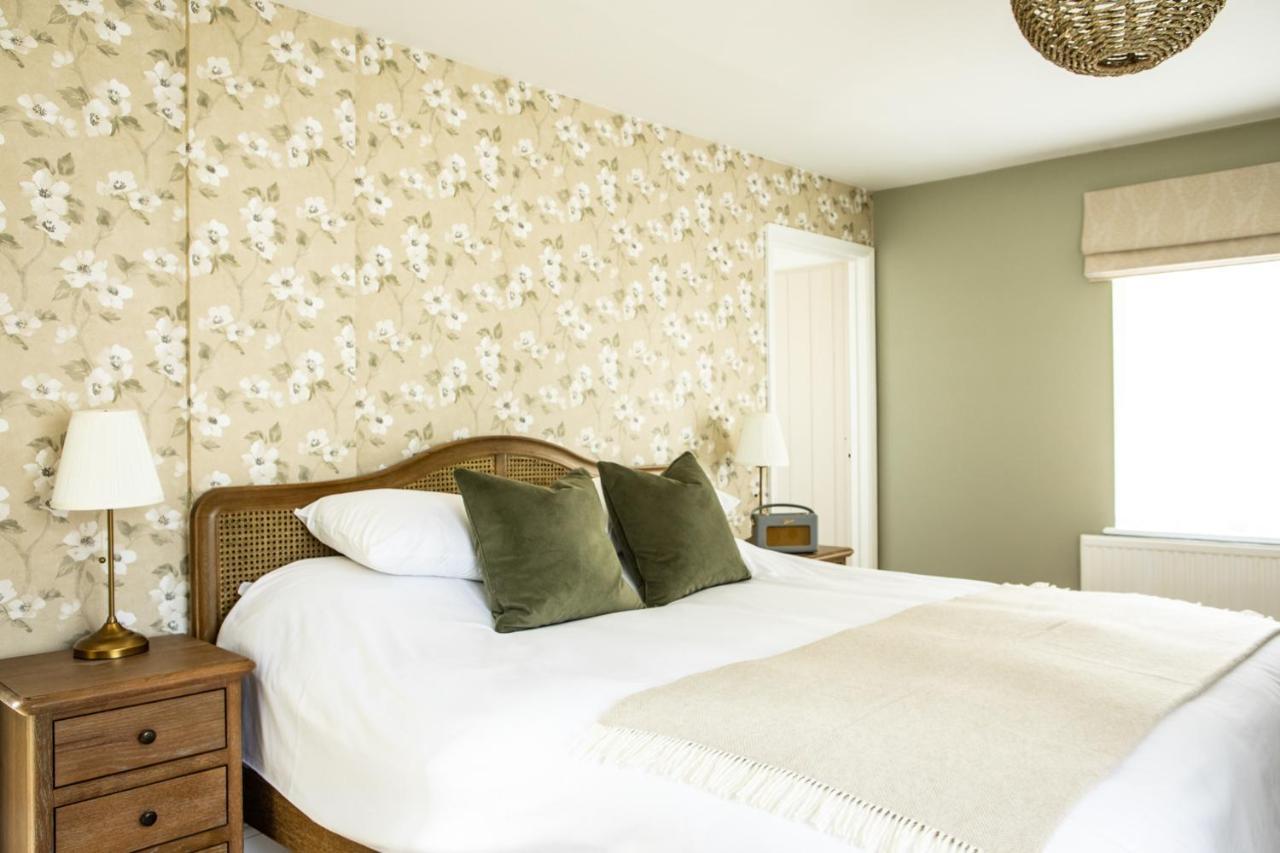 The White Horse Hotel Фейвършам Екстериор снимка