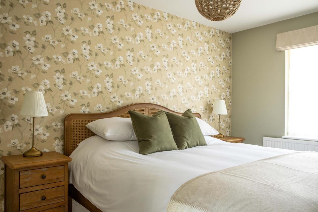 The White Horse Hotel Фейвършам Екстериор снимка
